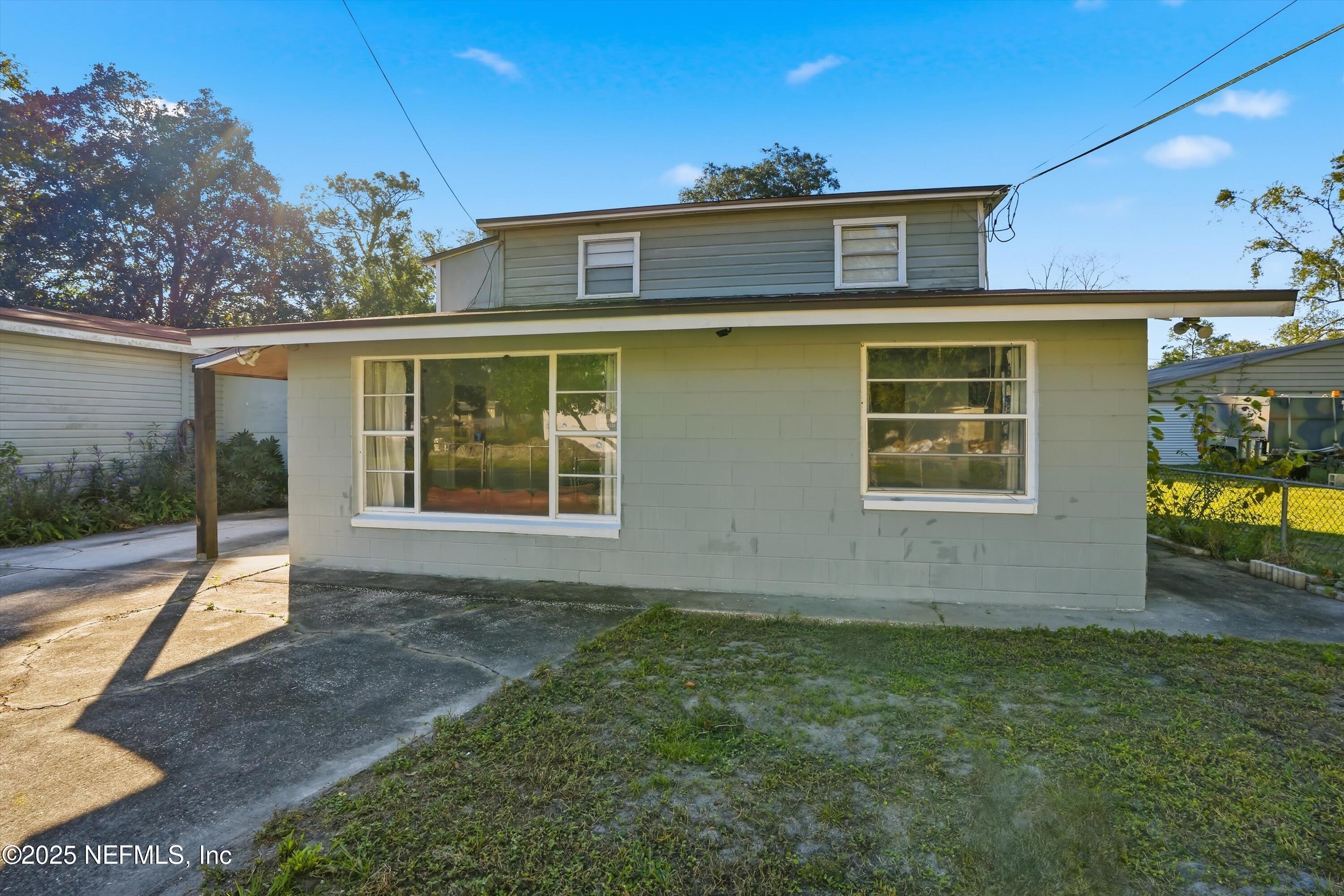 11558 Raft Road Jacksonville, FL 32218 - Photo 3 of 32 a view of a house with backyard and garden