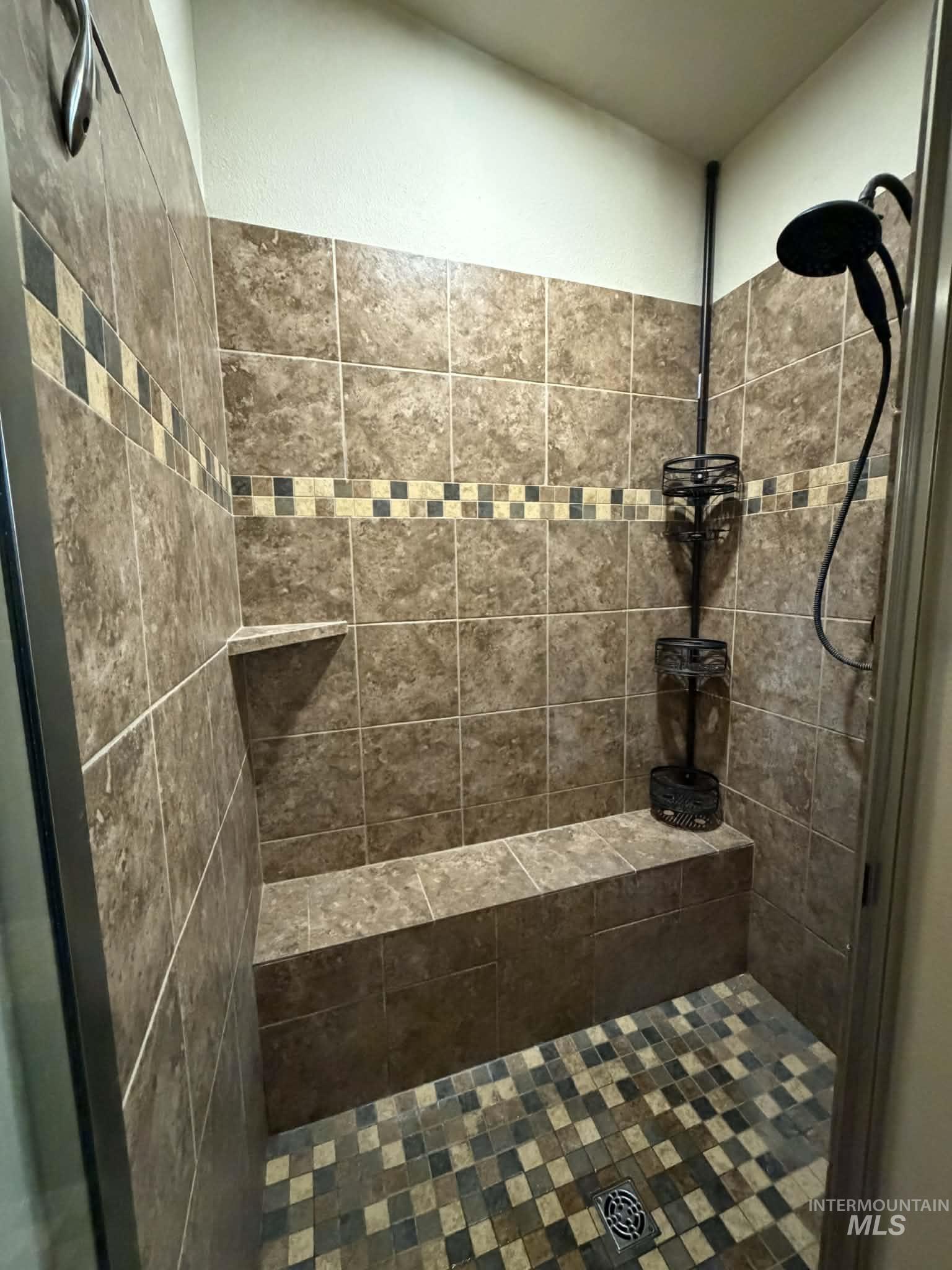 19378 Homestead Loop Lewiston, ID 83501 - Photo 18 of 42 Bathroom with tiled shower