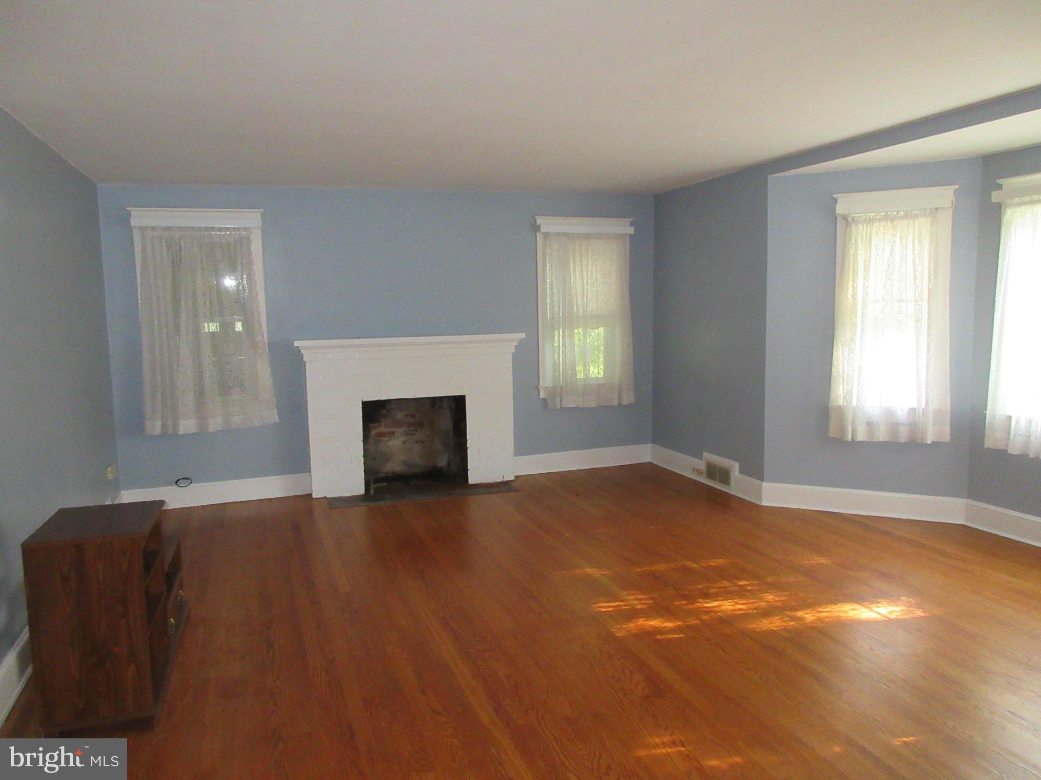 19404 Aquasco Road Aquasco, MD 20608 - Photo 3 of 16 Living Room