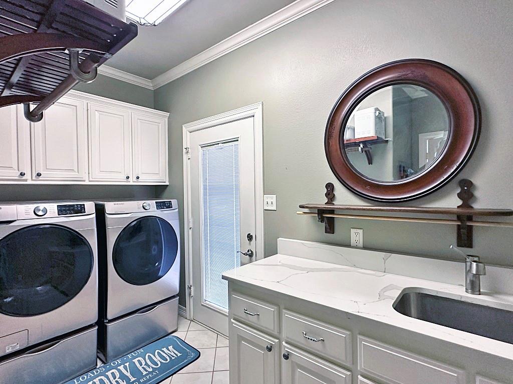 912 Van Winkle Circle Athens, TX 75751 - Photo 11 of 14 a bathroom with a toilet a sink and a mirror