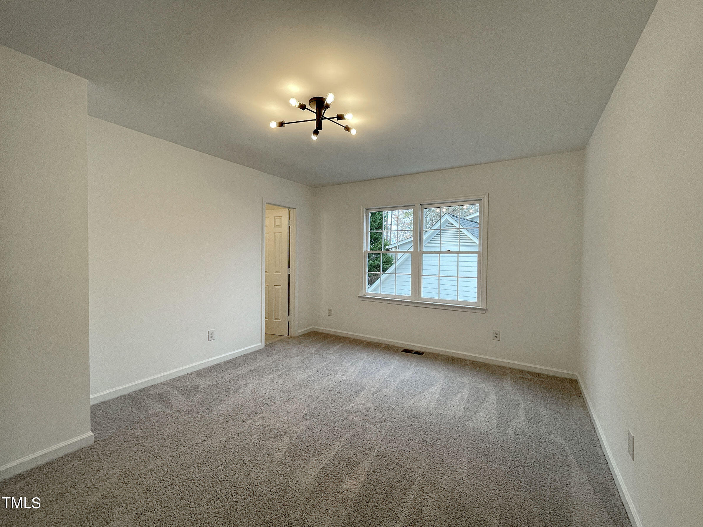 425 Maylands Avenue Raleigh, NC 27615 - Photo 27 of 36 20231209_204119093_iOS