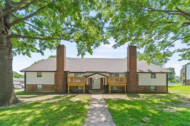 $1,315,000 | 1001 Twin Oaks Terrace, Harrisonville, MO 64701