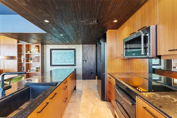 $11,500 | 200 Ocean Drive, Unit 8F, Miami Beach, FL 33139