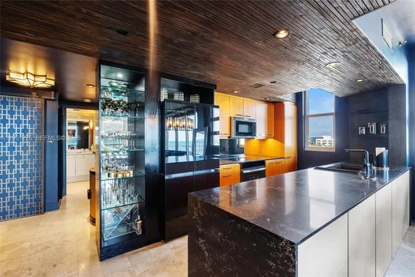$11,500 | 200 Ocean Drive, Unit 8F, Miami Beach, FL 33139