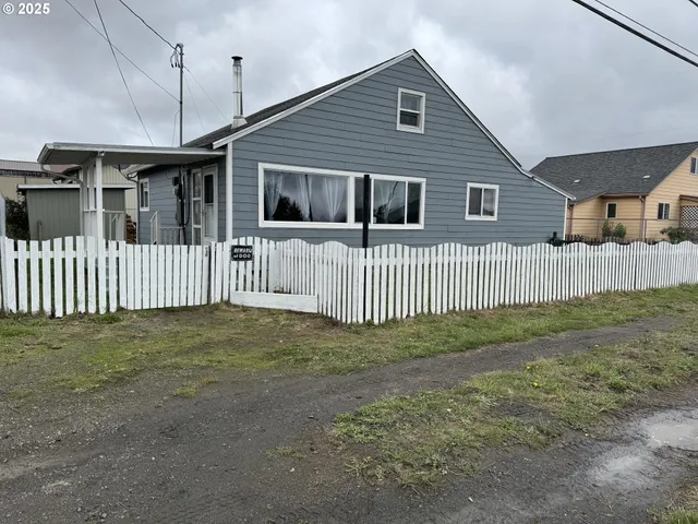 $359,000 | 1010 North Lake Road, Lakeside, OR 97449