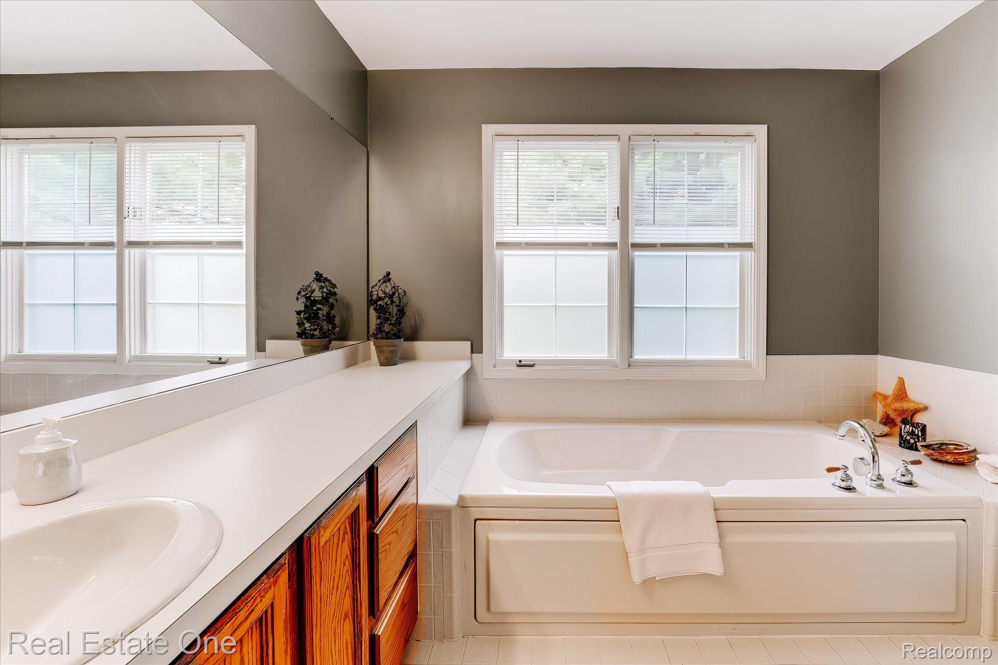 994 Pine Trail Drive Rochester, MI 48307 - Photo 21 of 36 Primary Bathroom