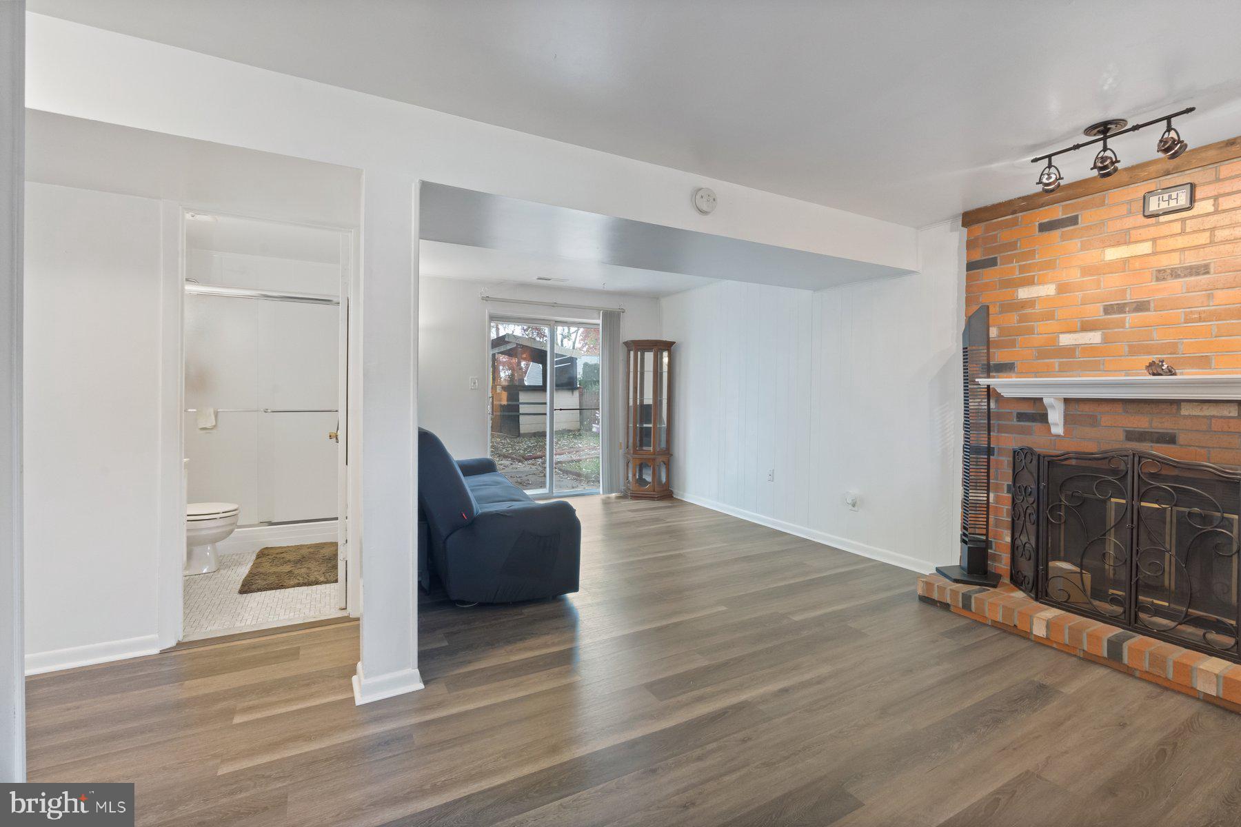 5522 McCormick Avenue Baltimore, MD 21206 - Photo 20 of 35 an empty room with wooden floor and windows