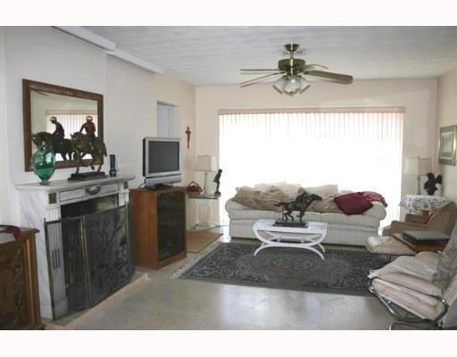595 Northeast Wavecrest Court Boca Raton, FL 33432 - Photo 3 of 17 Liv Room