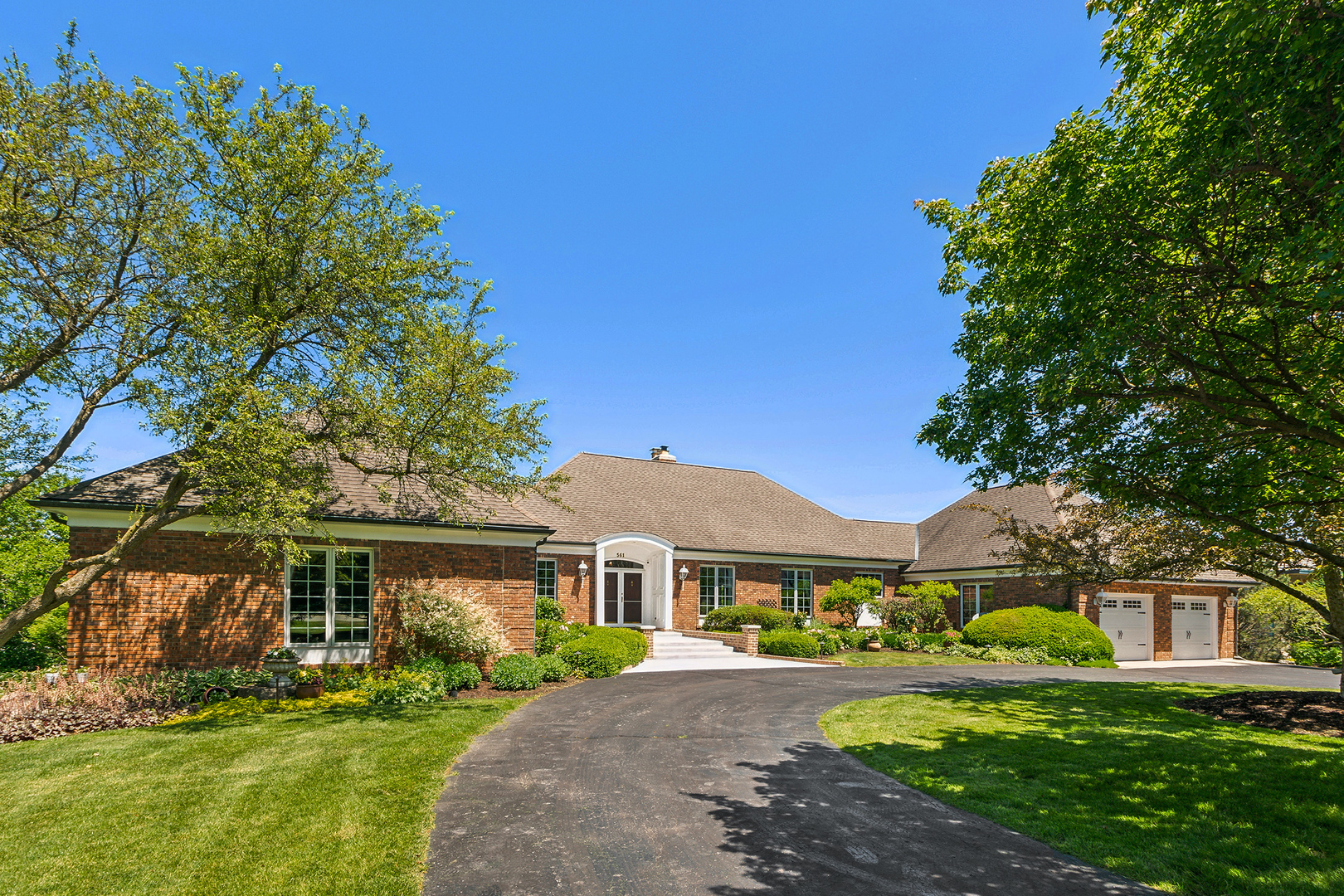561 Aberdeen Road Frankfort, IL 60423 - Photo 8 of 67 a front view of a house with a garden