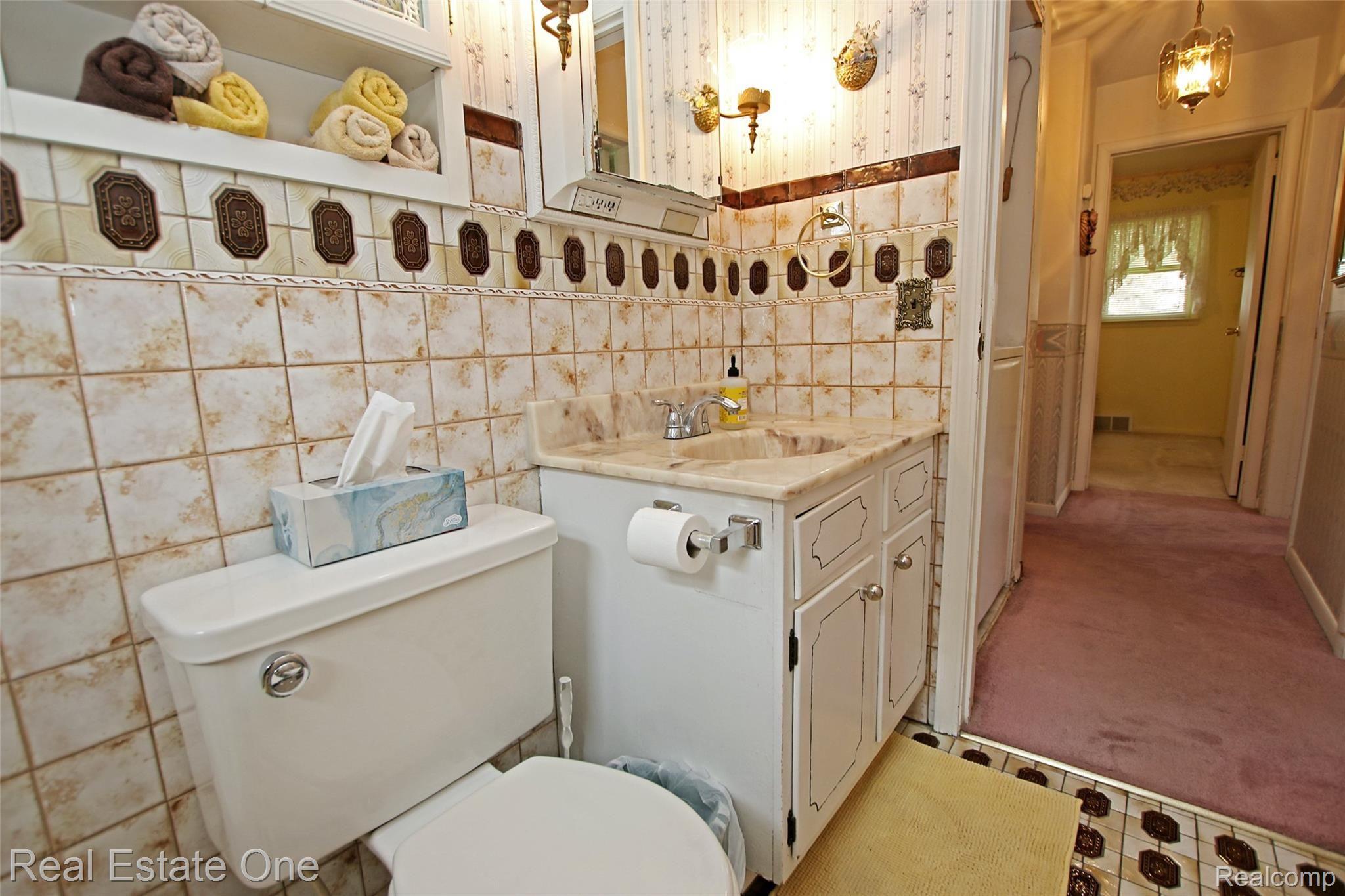 930 North Wilder Road Lapeer, MI 48446 - Photo 19 of 54 18) Bathroom.jpg