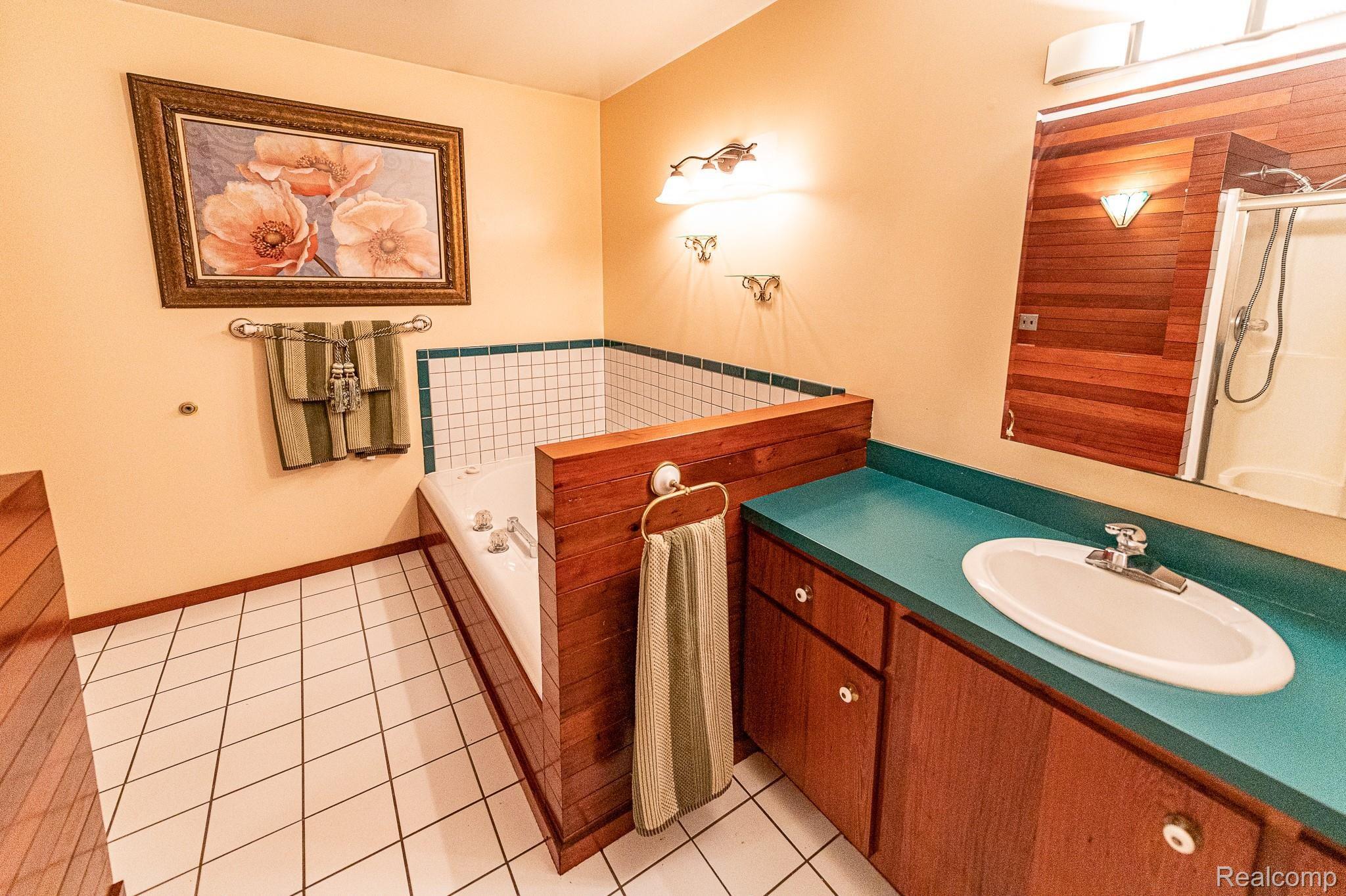 2106 West Cook Road Grand Blanc, MI 48439 - Photo 33 of 65 Master Full Bathroom 2.jpg