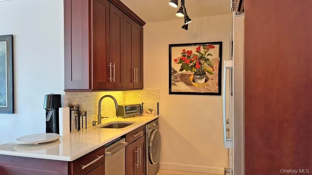 $399,000 | 269 Grand Central Parkway, Unit 31P | Glen Oaks