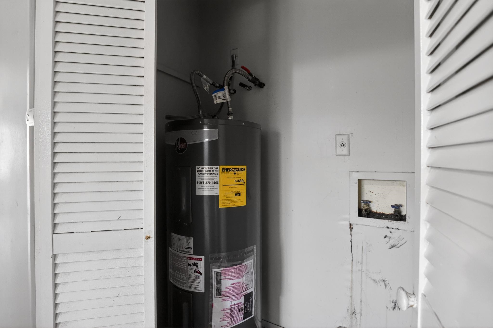 3420 Forrester Road Memphis, TN 38109 - Photo 23 of 30 Utilities with electric water heater