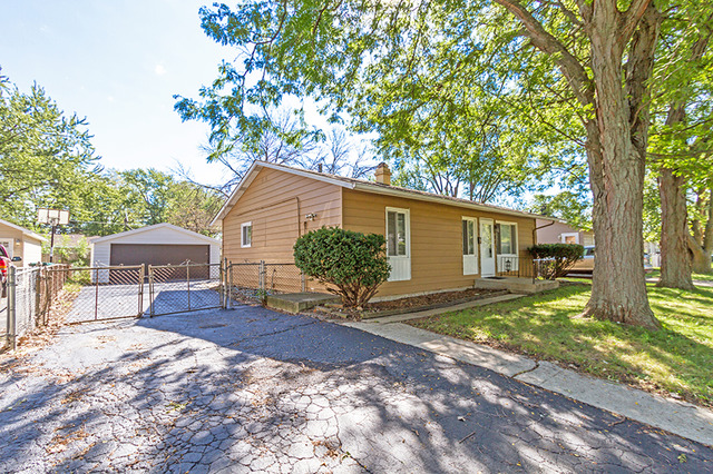121 South Maxon Lane Streamwood, IL 60107 - Photo 2 of 23