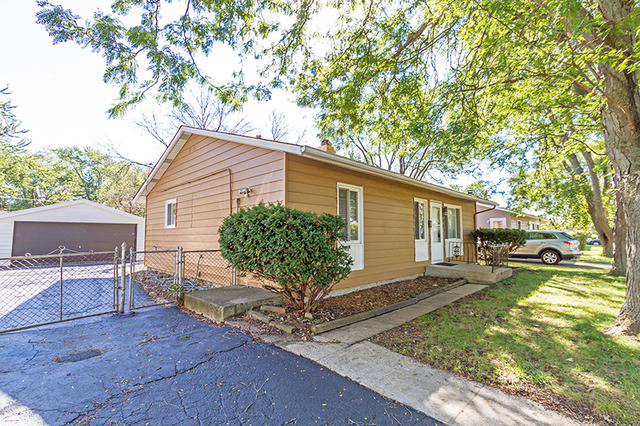 121 South Maxon Lane Streamwood, IL 60107 - Photo 3 of 23
