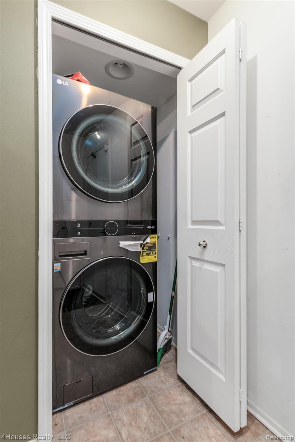 654 Lydia Lane, Unit 48 Pontiac, MI 48341 - Photo 33 of 38 Newer Washer and Dryer