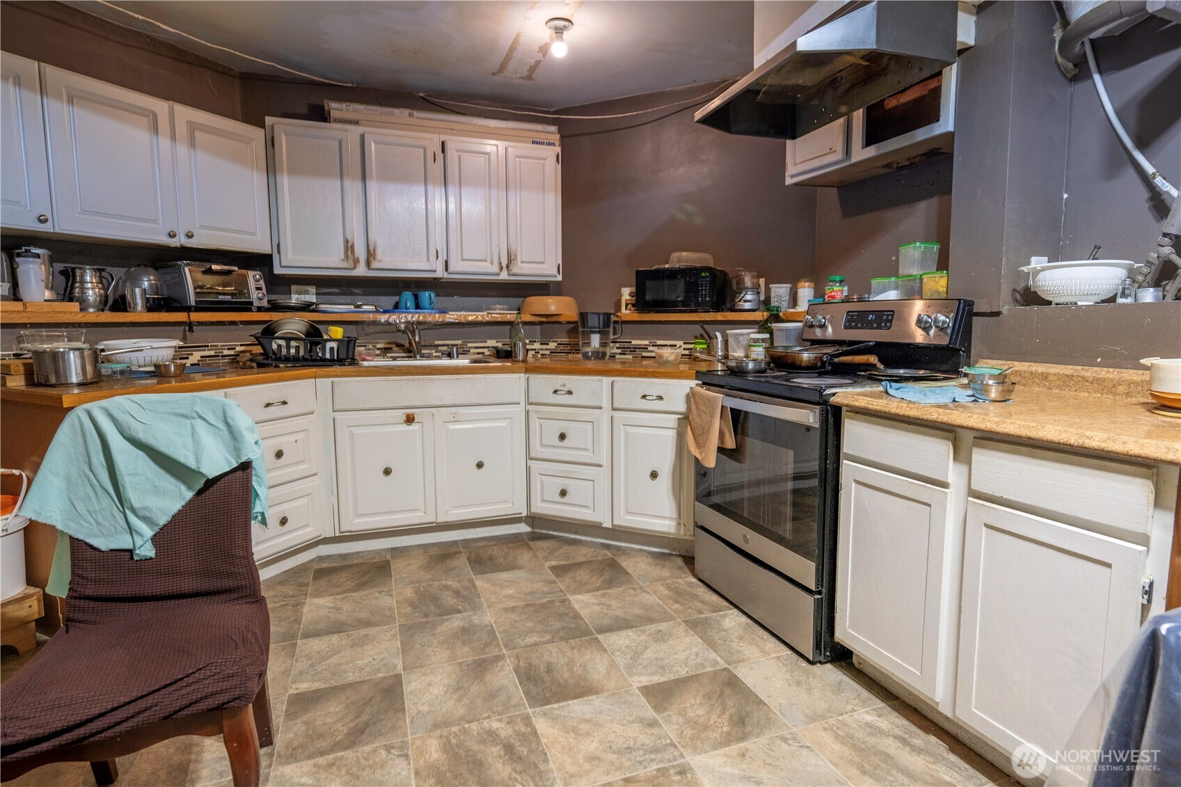 4173 Dover Street Bellingham, WA 98226 - Photo 33 of 40 a kitchen with stainless steel appliances granite countertop a sink and cabinets