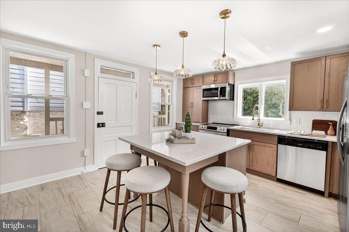 208 East Main Street Middletown, MD 21769 - Photo 10 of 54 Center Island with seating for 4!