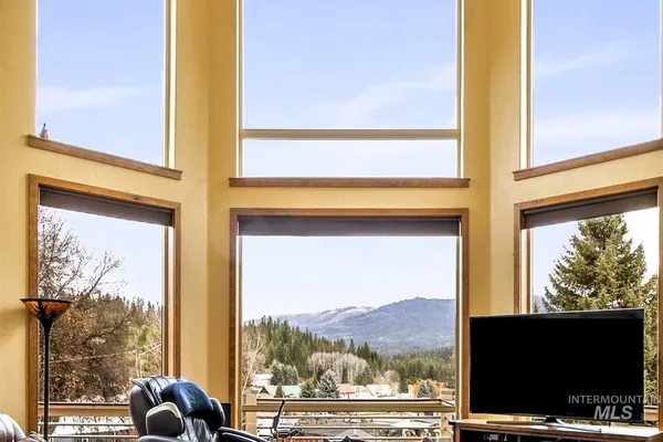 $935,000 | 210 South 2nd Street, Elk River, ID 83827