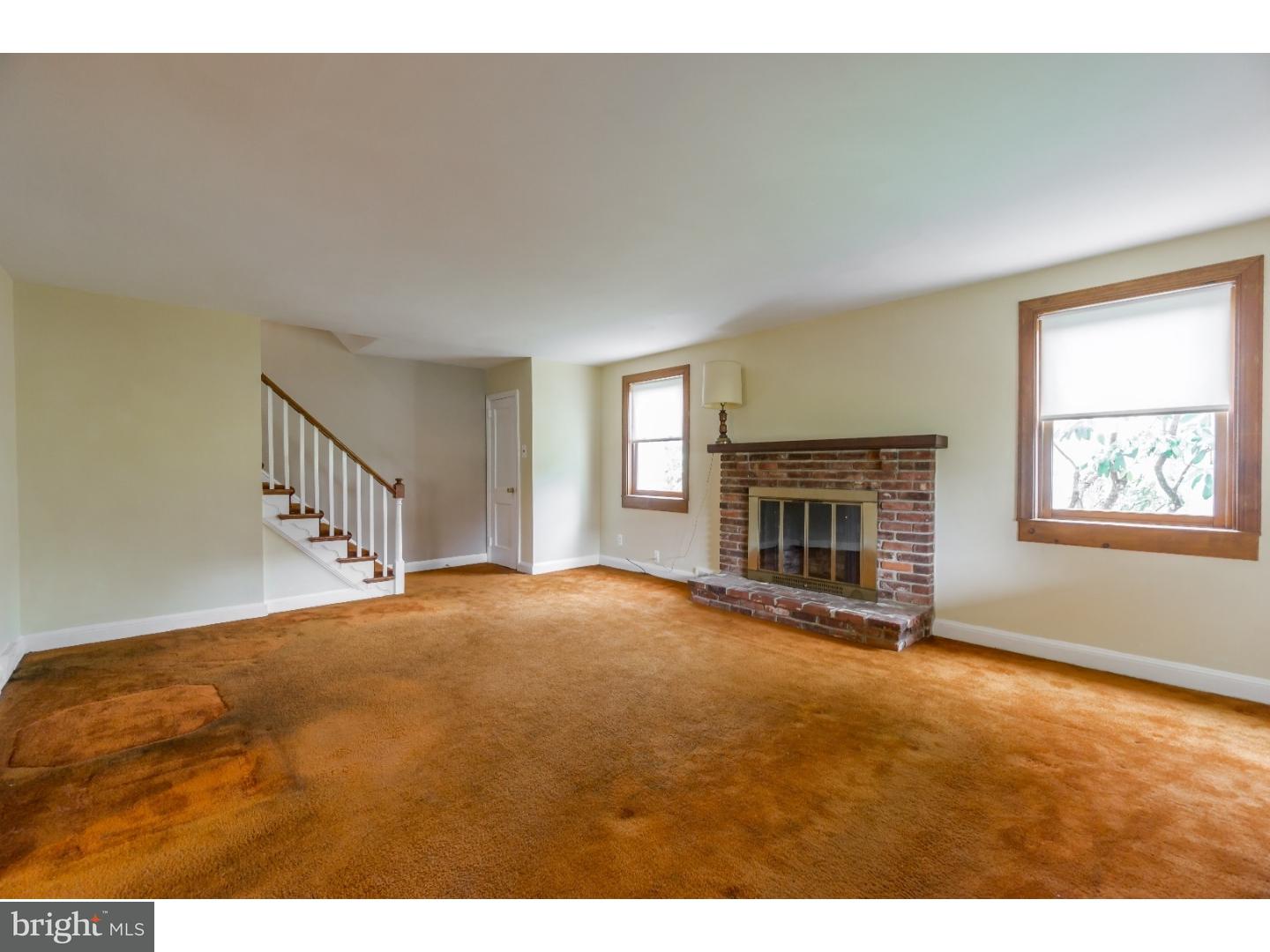 618 Prospect Road Springfield, PA 19064 - Photo 6 of 25 Living Room