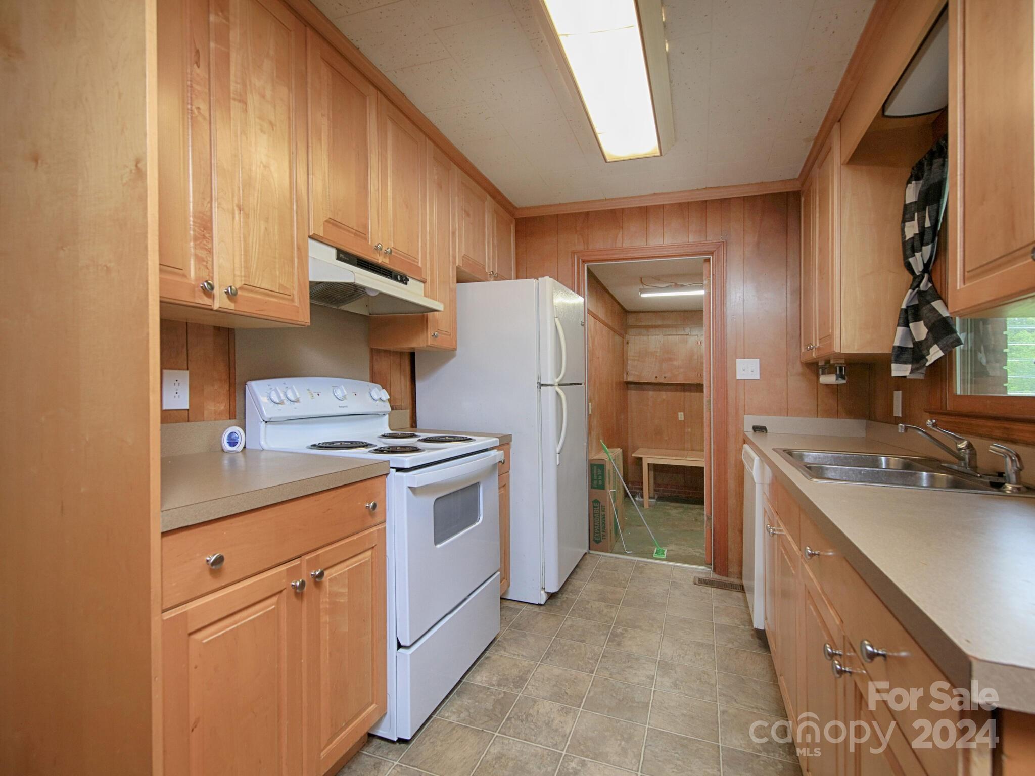 446 Fieldstone Road Mooresville, NC 28115 - Photo 18 of 30 a kitchen with a stove and a refrigerator
