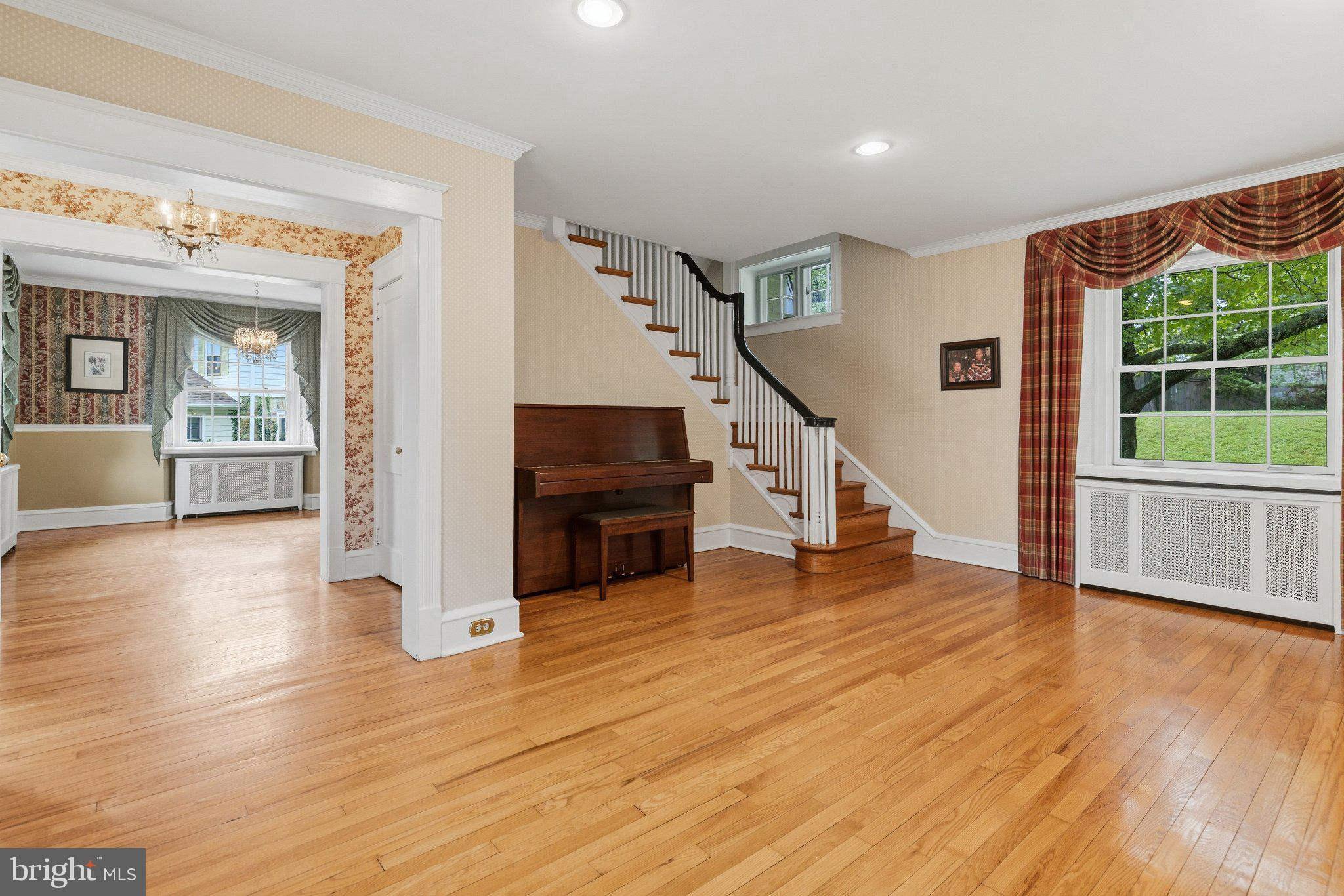 1046 Huntingdon Road Abington, PA 19001 - Photo 11 of 53 Living Room