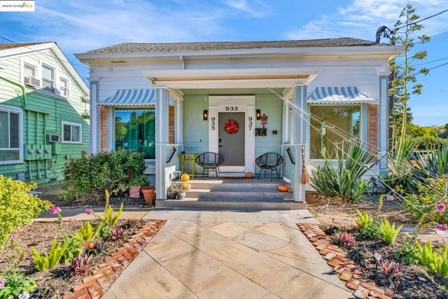 a view of a building entrance