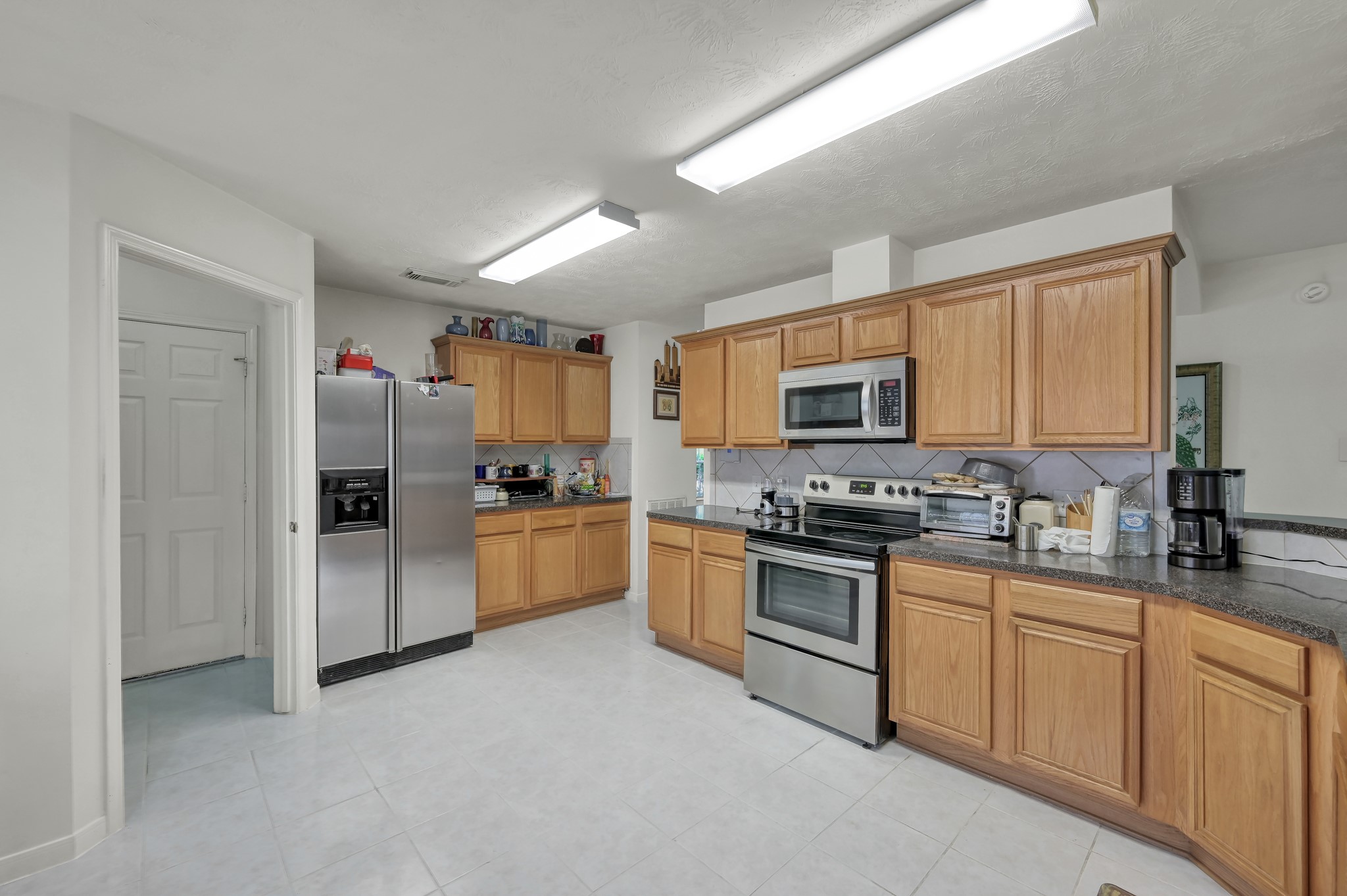 2539 Forge Creek Road Houston, TX 77067 - Photo 7 of 40 Alternate view of the kitchen - plenty of cabinets for storage.