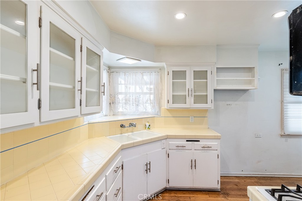 604 Grove Place Glendale, CA 91206 - Photo 16 of 30 a bathroom with a tub sink and mirror