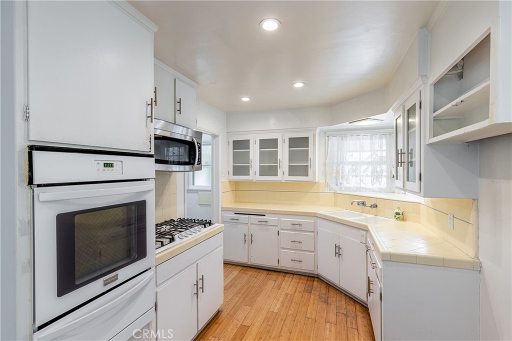 604 Grove Place Glendale, CA 91206 - Photo 18 of 30 a kitchen with stainless steel appliances granite countertop a stove and a sink