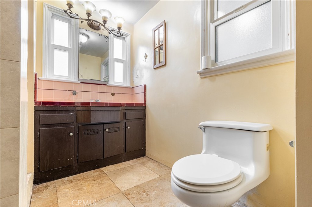 604 Grove Place Glendale, CA 91206 - Photo 10 of 30 a bathroom with a toilet a sink and mirror