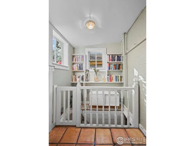 a view of livingroom with furniture