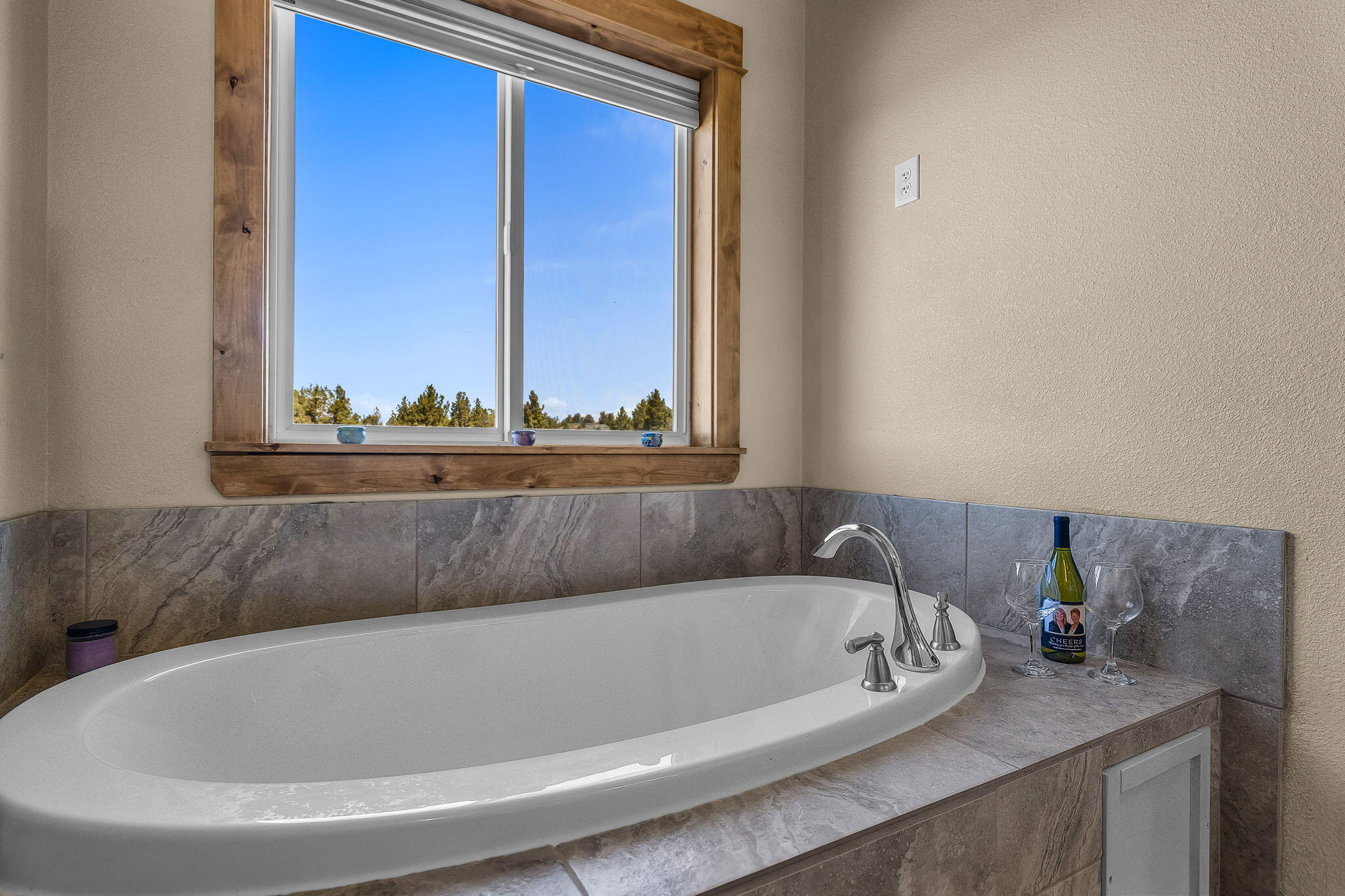 6040 Gravett Road Prineville, OR 97754 - Photo 23 of 77 a bathroom with a bathtub and window