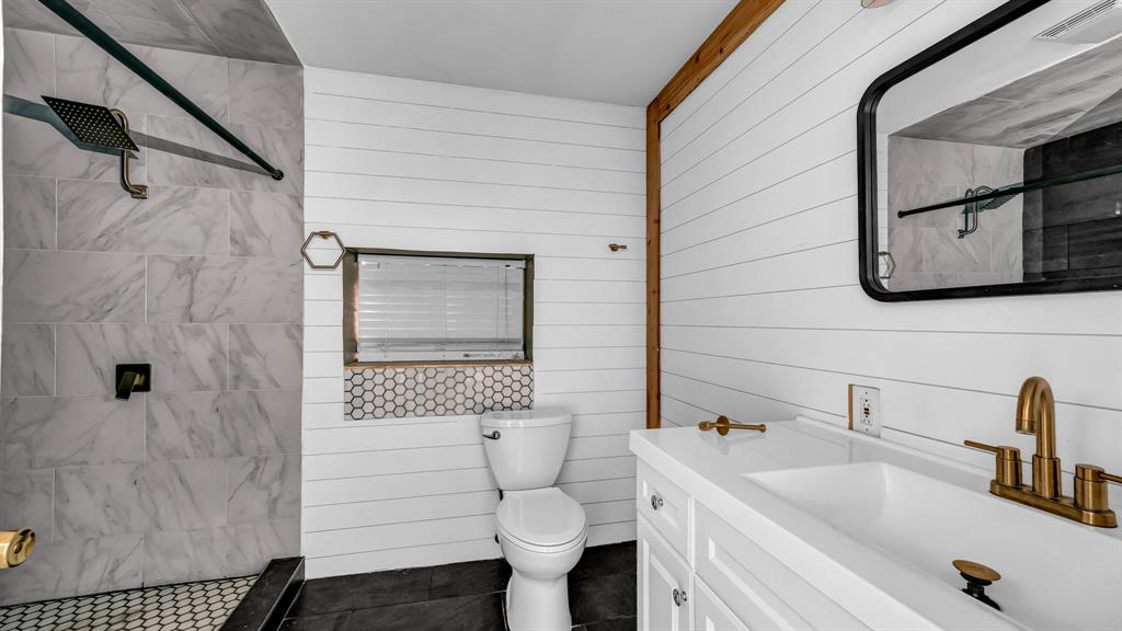 760 College Farm Road Stephenville, TX 76401 - Photo 17 of 32 a bathroom with a sink toilet and shower