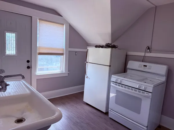 $1,095 | 1527 Hayes Avenue, Unit 4, Racine, WI 53405