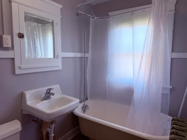 $1,095 | 1527 Hayes Avenue, Unit 4, Racine, WI 53405