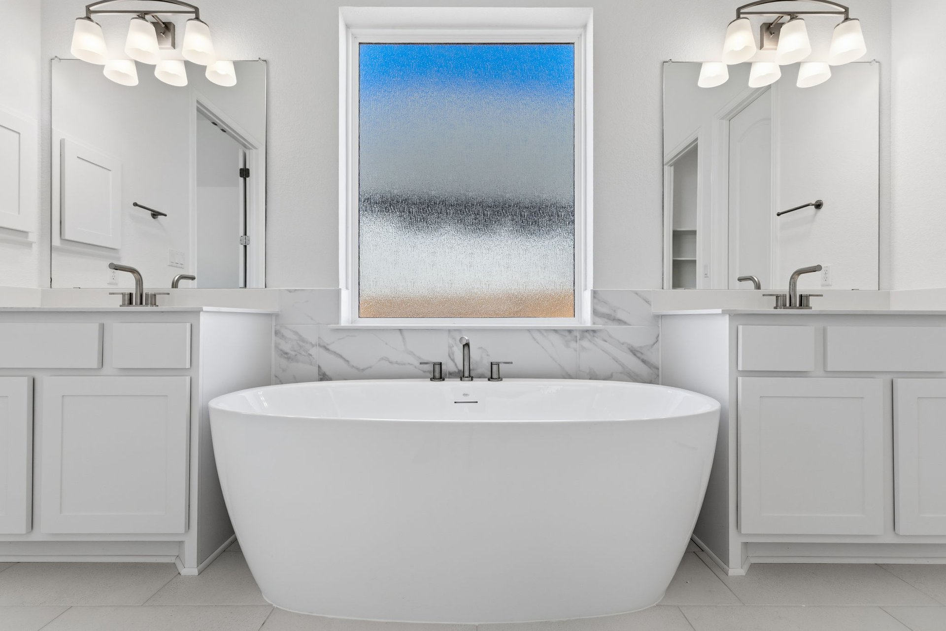 372 Wood Thrush Run Kyle, TX 78640 - Photo 23 of 38 Beautiful soaking tub in Primary Bath