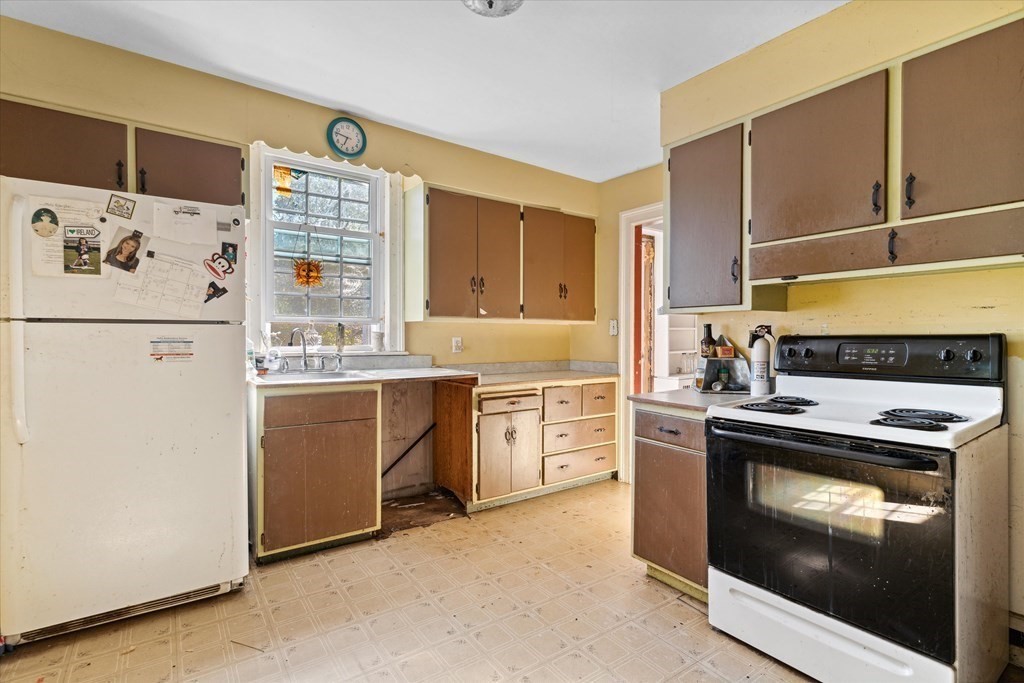 160 Hall Road Winchendon, MA 01475 - Photo 5 of 35 a kitchen with a stove and a refrigerator