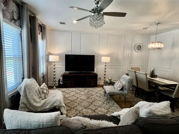 $2,100 | 312 Mission Lane, Houston, TX 77011