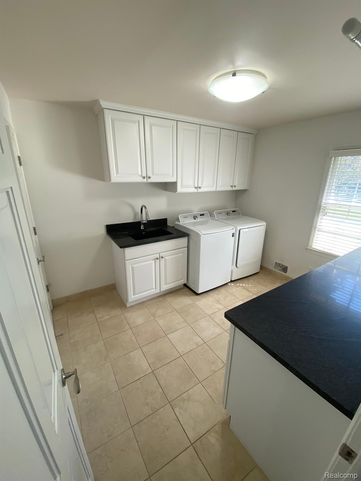 26420 Normandy Road Franklin, MI 48025 - Photo 29 of 32 Laundry Room