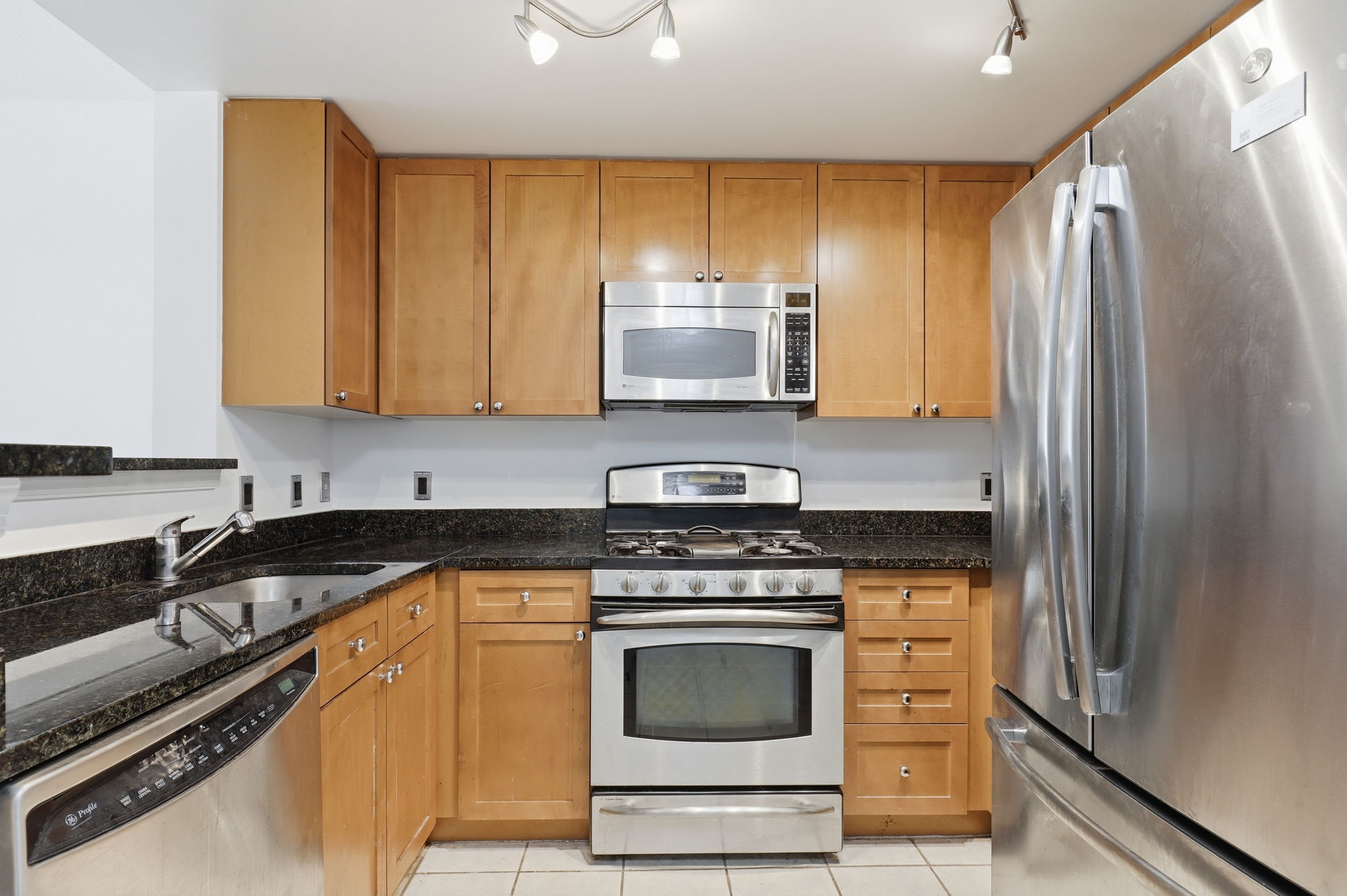 930 Wayne Avenue, Unit 201 Silver Spring, MD 20910 - Photo 4 of 28 Granite counters ad Stainless Appliances
