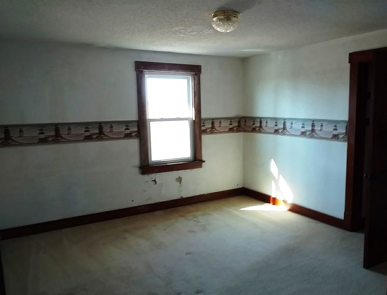 4287 South Freeport Road Polo, IL 61064 - Photo 7 of 11 an empty room with a window