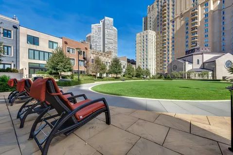 $2,999,000 | 2550 North Lakeview Avenue, Unit N1904, Chicago, IL 60614