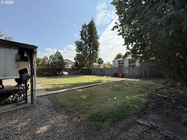 a view of a back yard