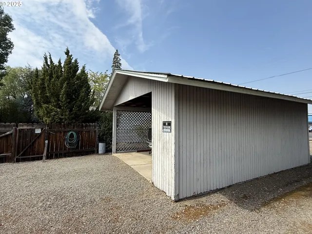 $349,900 | 2076 Roberts Road, Medford, OR 97504