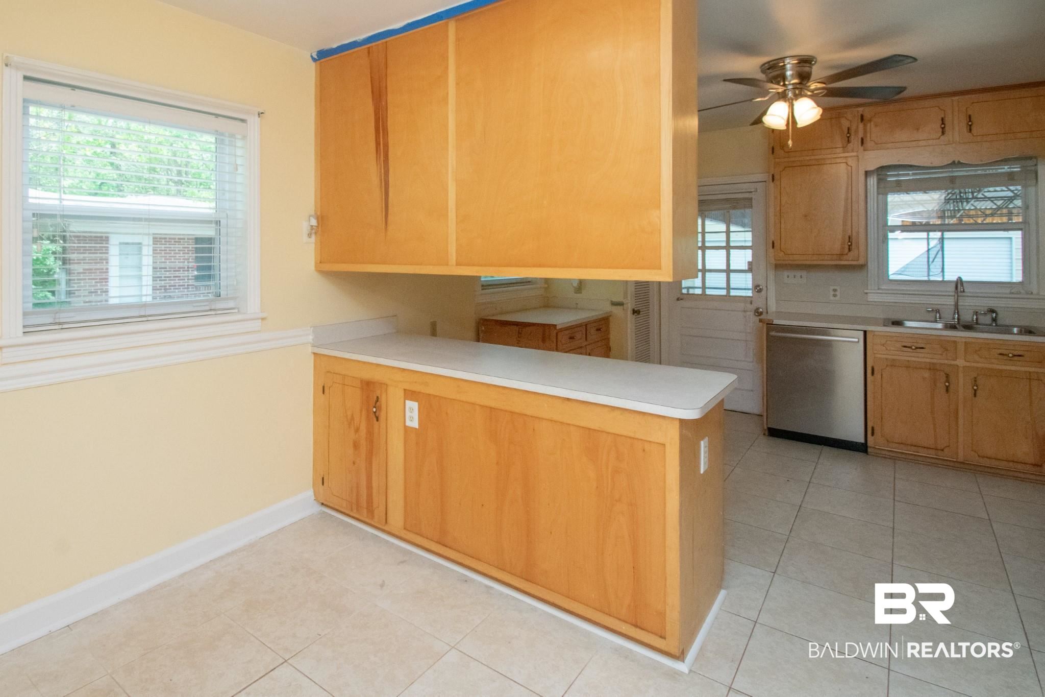411 Sutherland Drive Mobile, AL 36611 - Photo 7 of 33