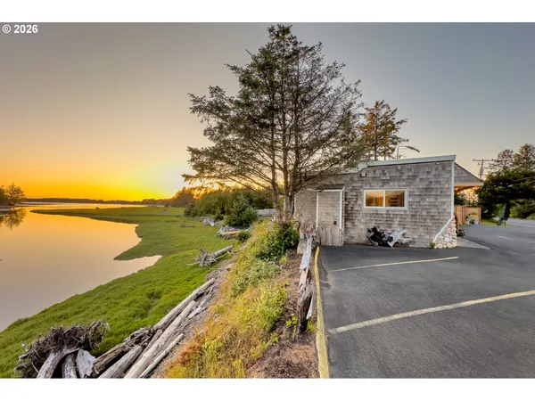 $599,999 | 2674 Highway 101, Seaside, OR 97138