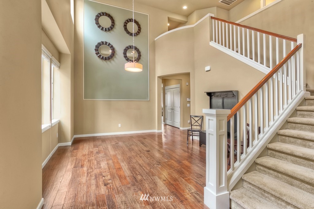 829 Mount Baker Avenue Northeast Renton, WA 98059 - Photo 3 of 25 Gallery Image 3