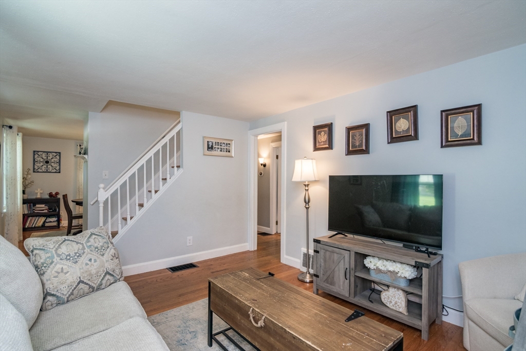 222 Plumtree Road Springfield, MA 01118 - Photo 3 of 22