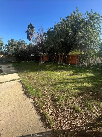 a view of a yard in front of house